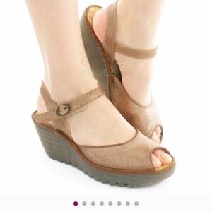 Fly London Gold Sandals Elegant Peep-Toe Slingback
Yora